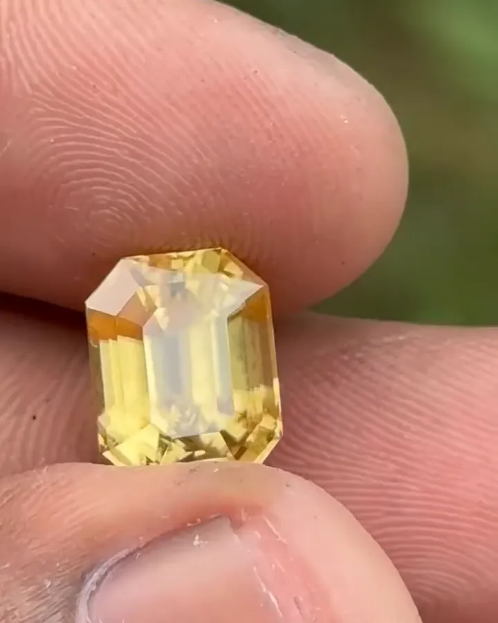 Natural yellow sapphire, 9 carats